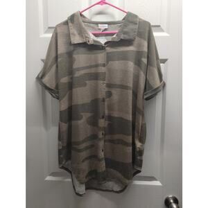 Lularoe NWT Women's Size Large Charlie Green Camo Button Up Short Sleeve Tunic